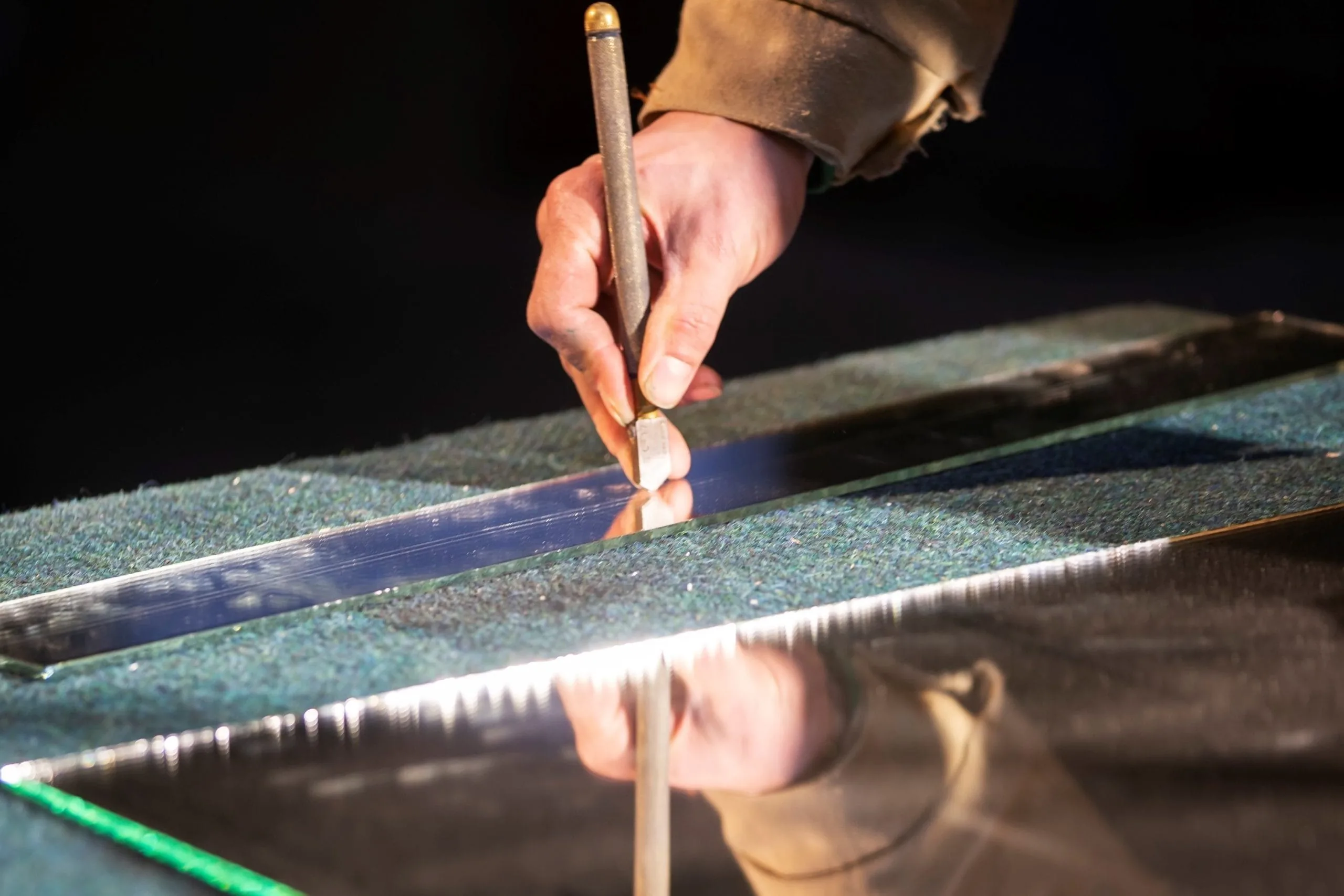 Decoupe de miroir sur mesure en atelier