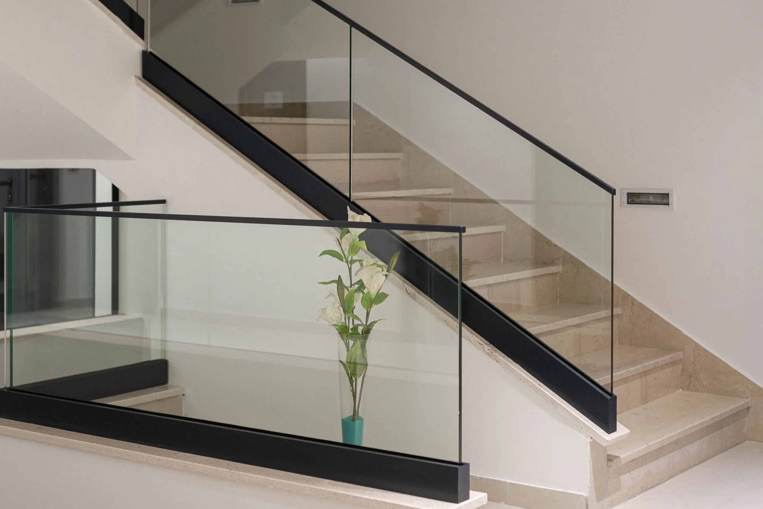 Garde-corps d'escalier en verre avec fixation aluminium