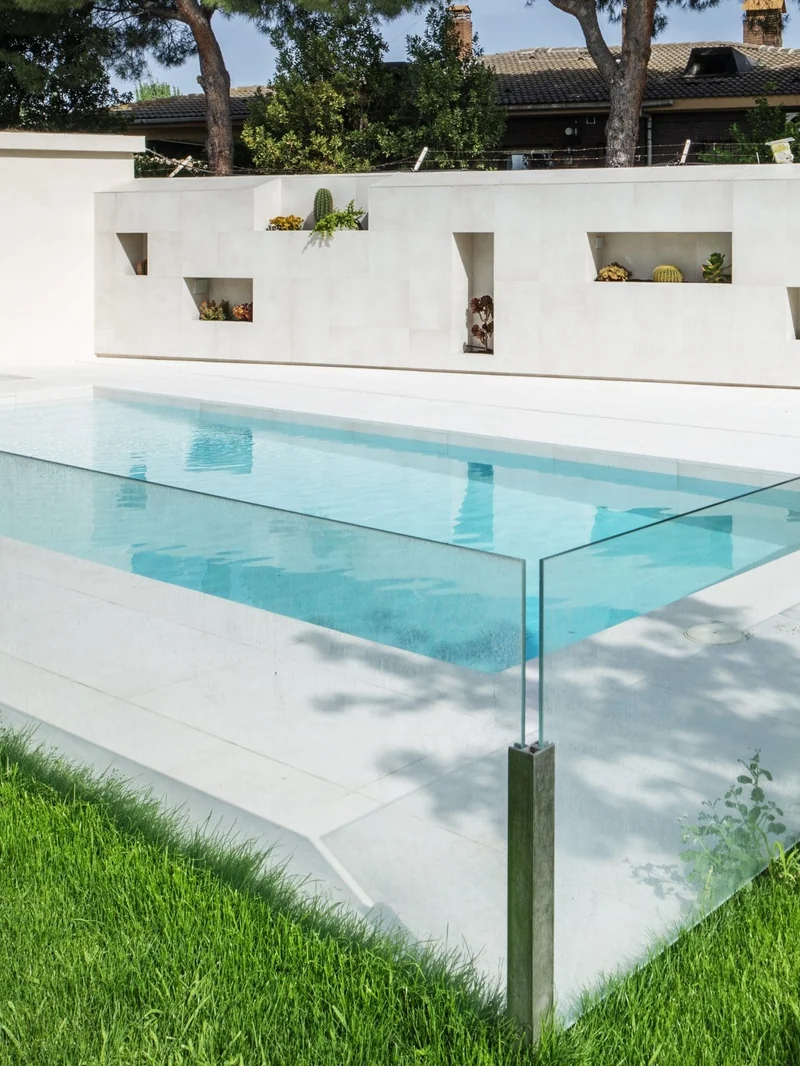 Barrière en verre autour d'une piscine - réalisation Apertio