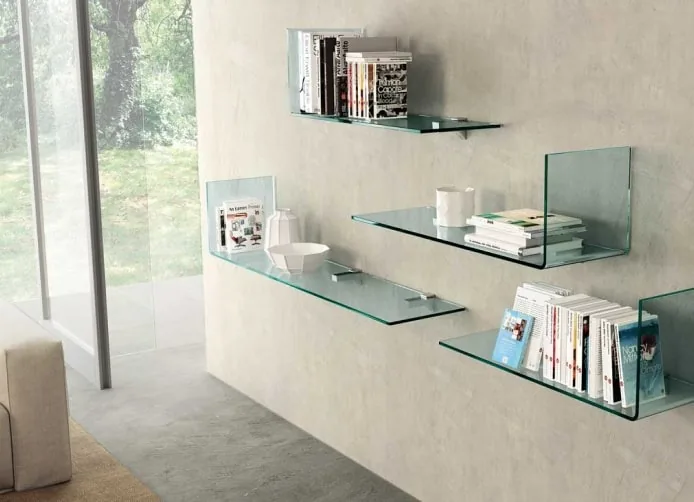 Étagères murales en verre transparent avec livres et objets de decoration