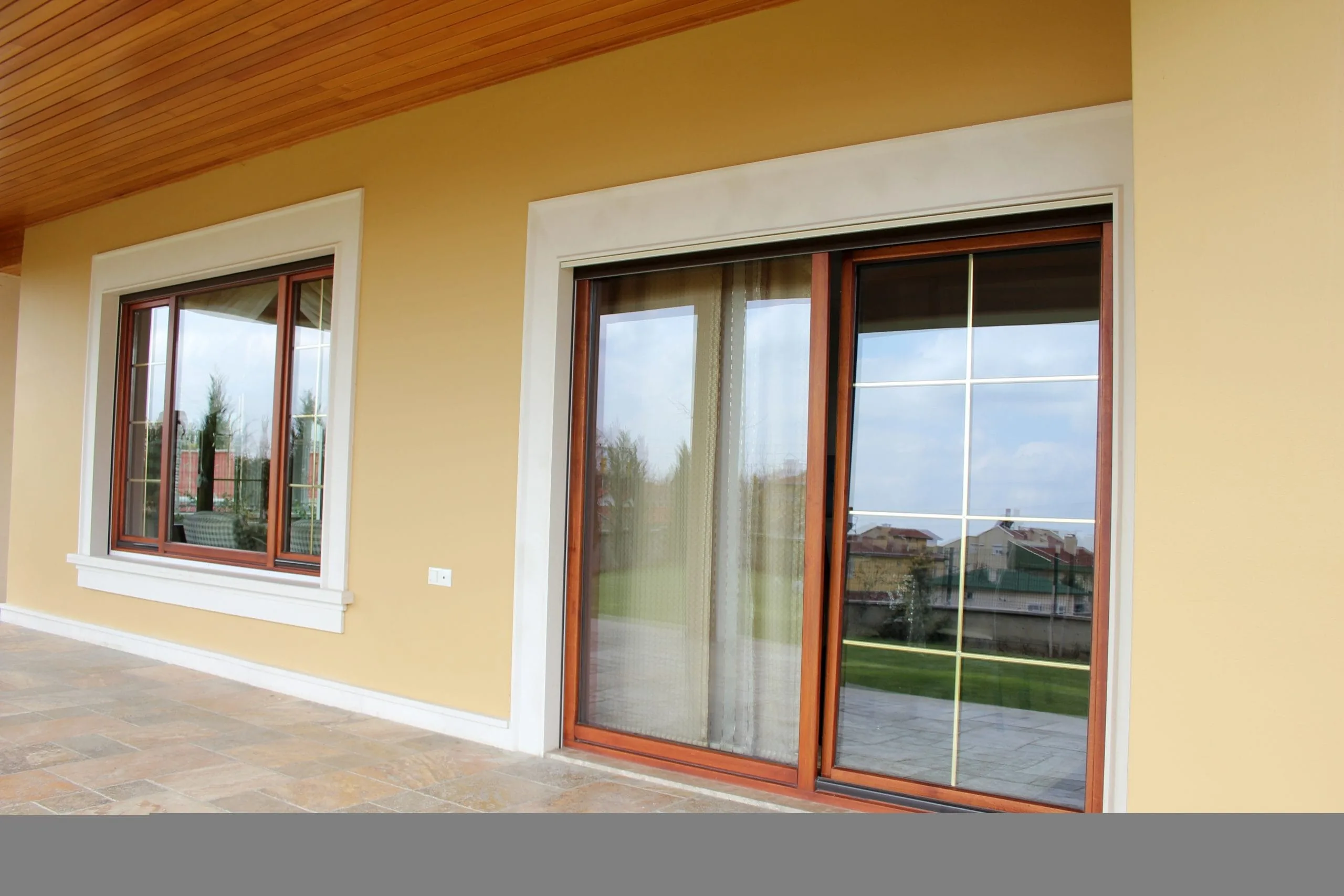 Porte-fenêtre en bois sur mesure